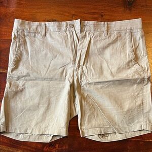 Bonobos Flat Front Men's 7” Shorts in Light Tan